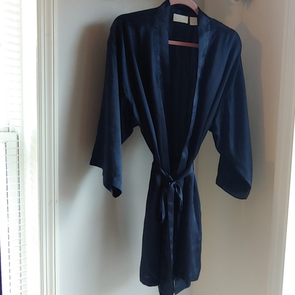 Robe - Picture 2 of 4